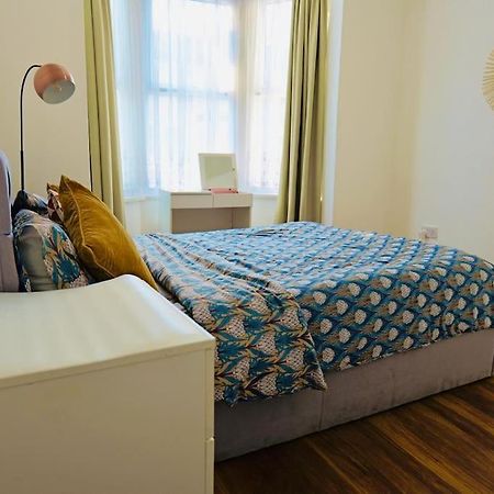 Two Bedroom Flat Near Transport & Shops Londen Buitenkant foto