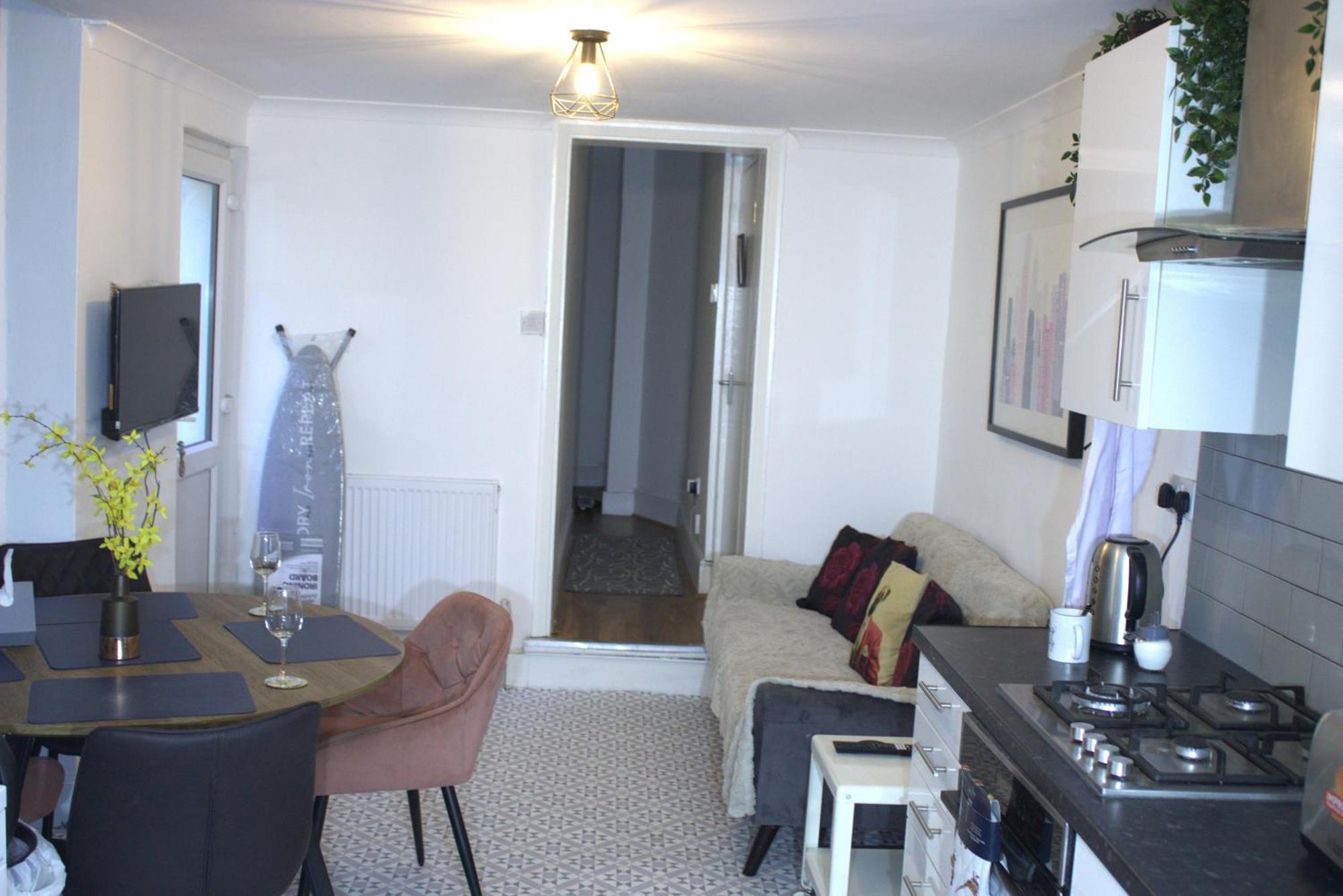 Two Bedroom Flat Near Transport & Shops Londen Buitenkant foto