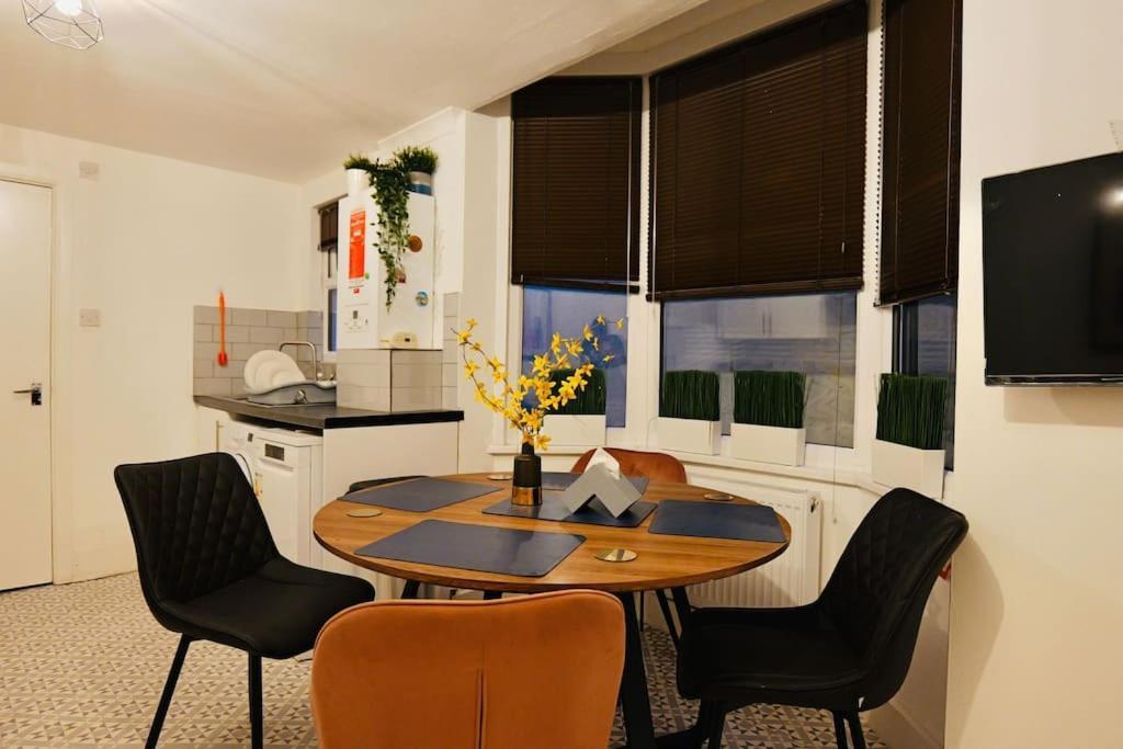Two Bedroom Flat Near Transport & Shops Londen Buitenkant foto